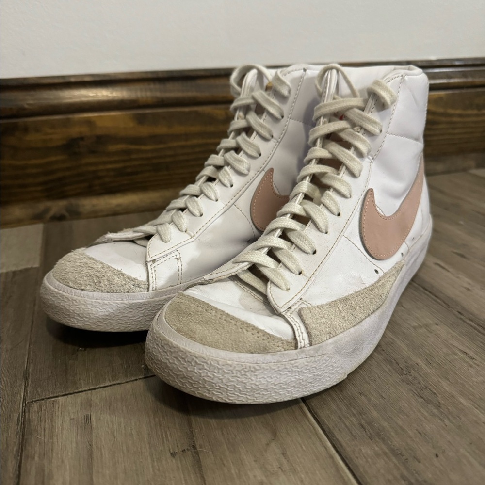 These are pink and white blazer. They are a women’s size 9.5.